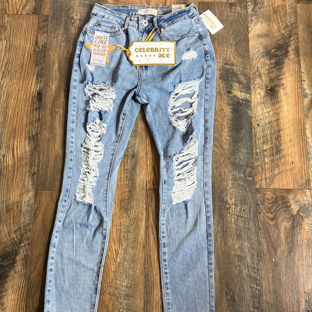 Supper cute woman jeans size 9/29 28”inseam brand new with tags, never won